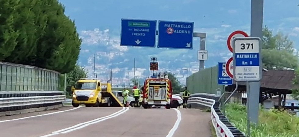 Nell’incidente l’auto si ribalta: ferito un giovane